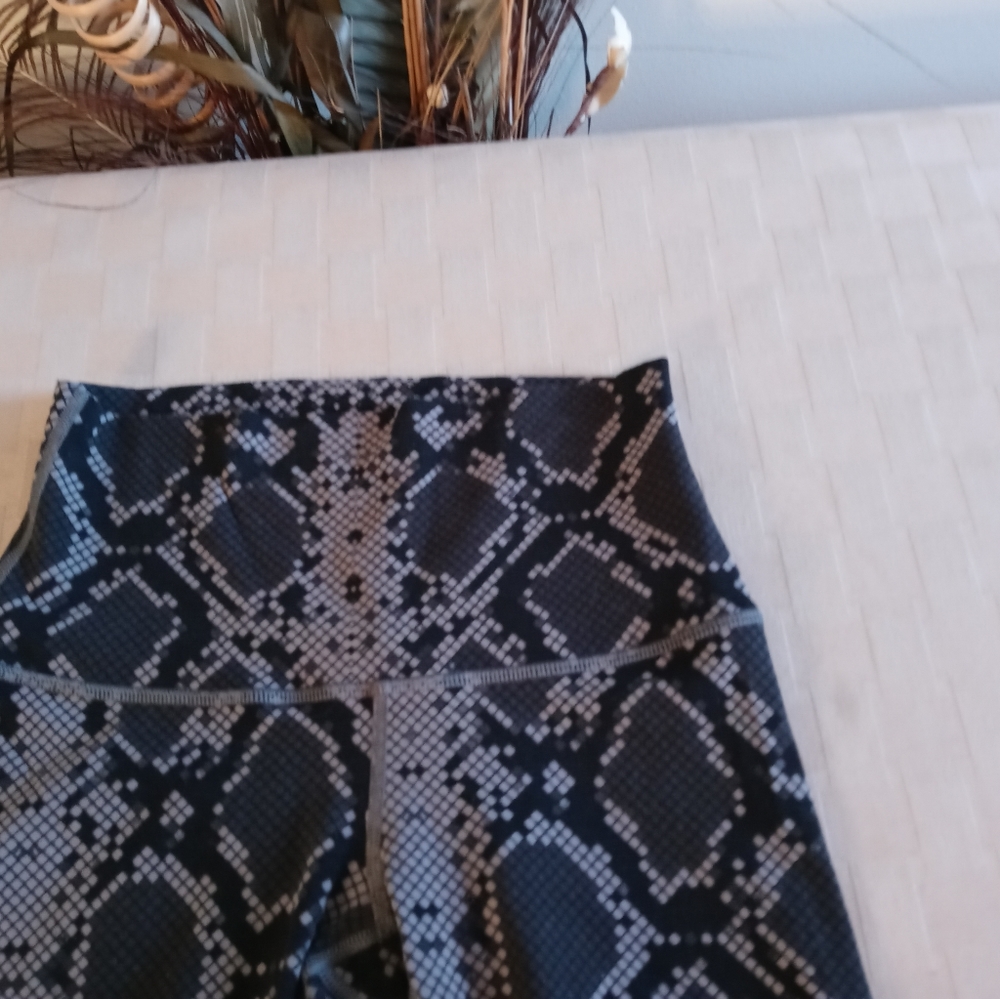 lululemon athletica Black & Gray Snake Print High-Rise Leggings - Picture 4 of 10
